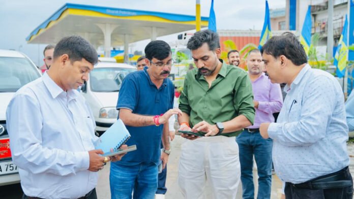 डीएम ने धरातल पर उतरकर जांची सड़कों की स्थिति डीएम ने धरातल पर उतरकर जांची सड़कों की स्थिति