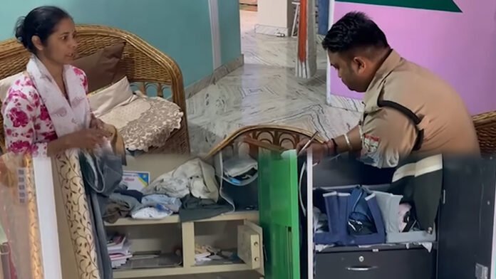 परिवार को बंधक बनाकर आभूषण और नकदी लूटी परिवार को बंधक बनाकर आभूषण और नकदी लूटी