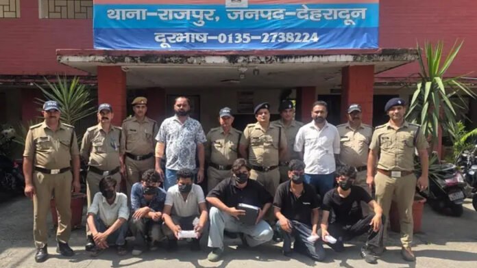 सिद्धू गैंग के 6 ड्रग्स पैडलर अरेस्ट, शौक ने छात्रों को बना दिया तस्कर सिद्धू गैंग के 6 ड्रग्स पैडलर अरेस्ट, शौक ने छात्रों को बना दिया तस्कर