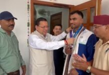 एशियन गेम्स में कांस्य पदक जीतने वाले बॉक्सर कपिल ने सीएम धामी से की भेंट