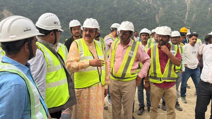 महाराज ने किया निर्माणाधीन जमरानी बांध का निरीक्षण महाराज ने किया निर्माणाधीन जमरानी बांध का निरीक्षण